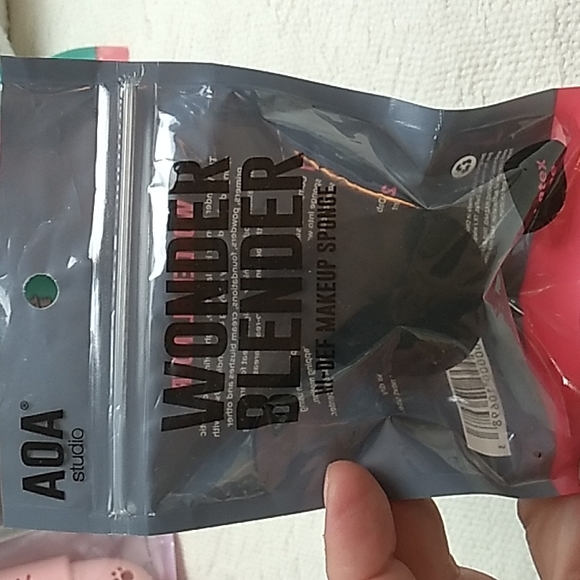 AOA Makeup Blenders, Blender Travel Covers & Mixing Palette - Picture 2 of 9